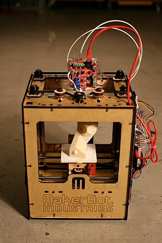 https://commons.wikimedia.org/wiki/File:MakerBot_ThingOMatic_Bre_Pettis.jpg